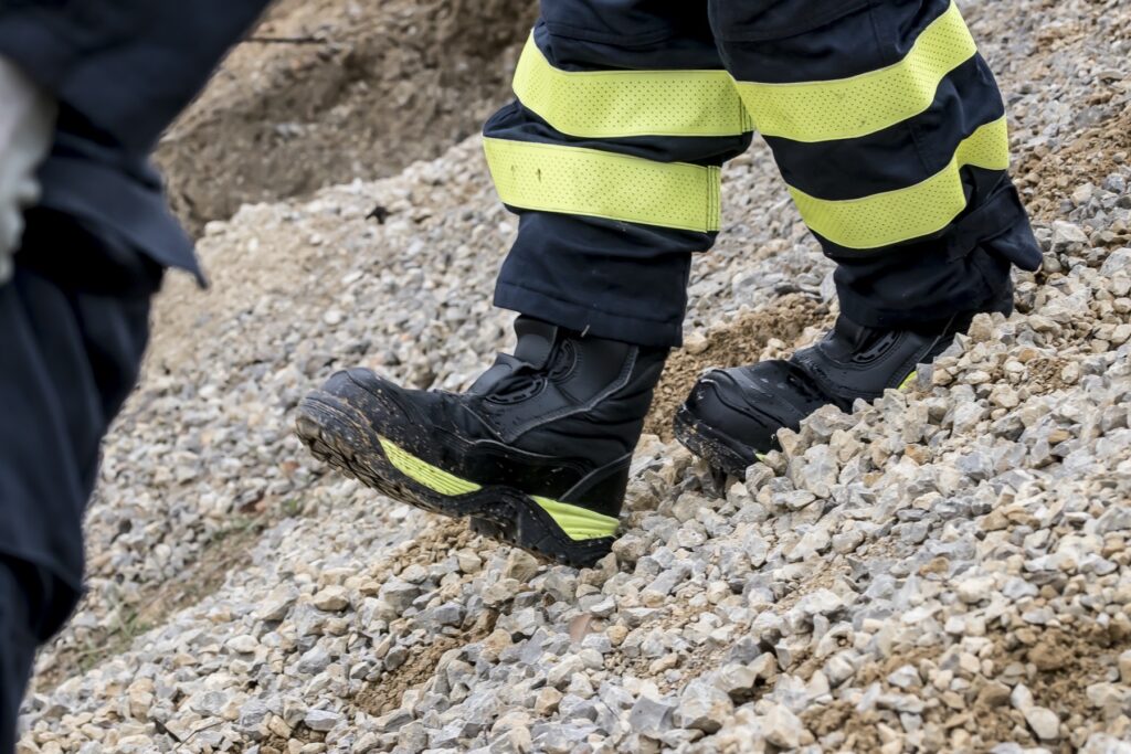 FAL-Einsatzstiefel auf unwegsamem Geröll im Geländeeinsatz